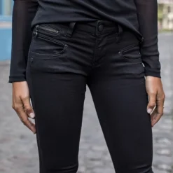jean Freeman T Porter femme modèle Alexa magic denim noir