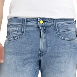 Jeans Replay homme anbass bleu clair, bouton et étiquette jaune
